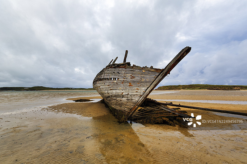 爱迪号木质沉船在沙滩上,低潮,沙洲,邦贝格,马赫拉格洛赫海滩,奎多尔,多尼戈尔,爱尔兰图片素材