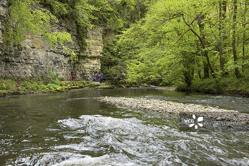 徒步小径沿河而行，位于德国巴登-符腾堡州黑森林的邦多夫地区，在乌塔赫峡谷图片素材