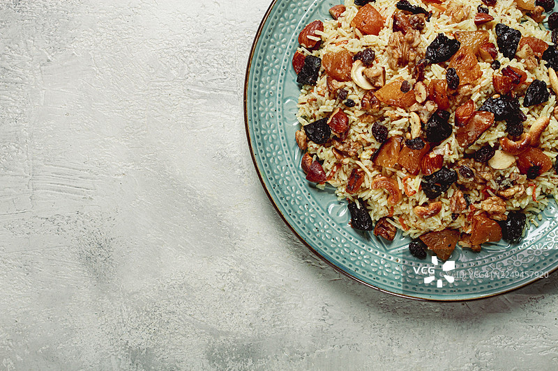 中东风味的米饭菜肴，加入了干果、坚果和香料，家常制作，无人像图片素材