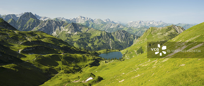 从Zeigersattel到Seealpsee的全景，左后方是Höfats峰（2259米），位于德国巴伐利亚州阿尔高阿尔卑斯山脉的阿尔高地区。图片素材