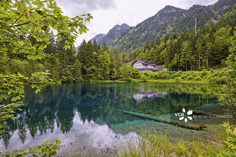 克里斯特尔湖，德国巴伐利亚州奥伯斯特多夫附近特雷特赫塔谷的一处高山湖泊图片素材