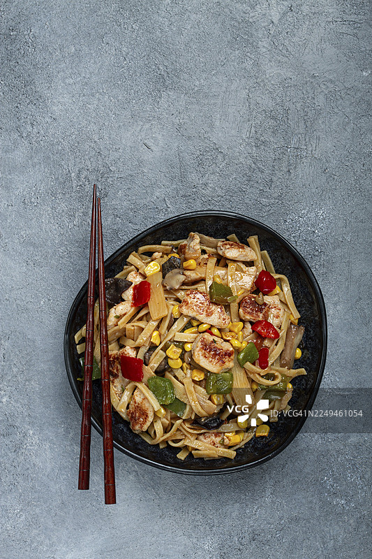 炸鸡肉蔬菜炒面，印尼炒面，印尼菜，无人图片素材