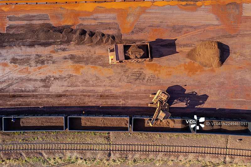 金属矿产分拨中心及其运转机械的航拍图图片素材