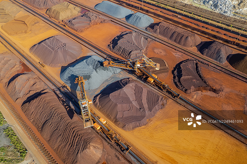 金属矿产分销中心和运营机械的鸟瞰图图片素材