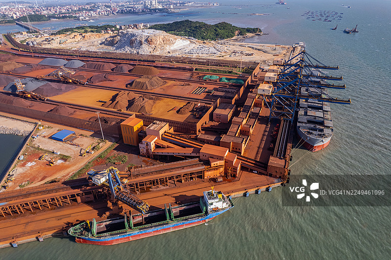 俯瞰海边金属矿港口图片素材