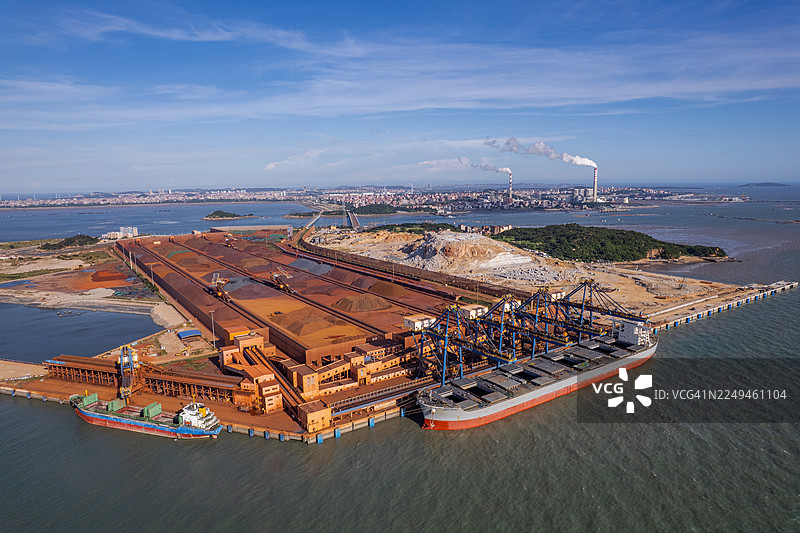 海边金属矿港口的鸟瞰图图片素材