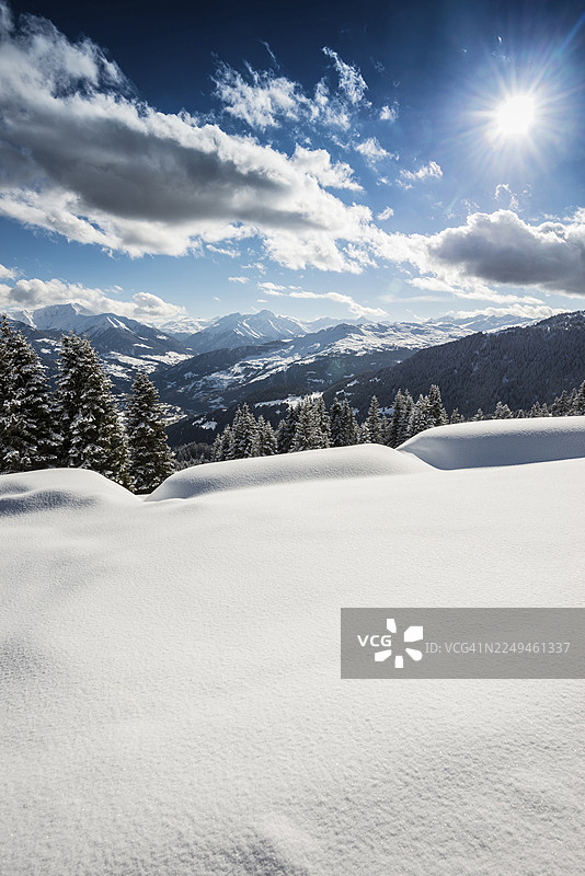 被雪覆盖的冬季景观，位于菲利姆斯和拉克斯上方，俯瞰格劳宾登州瑞士的福德莱恩山谷图片素材