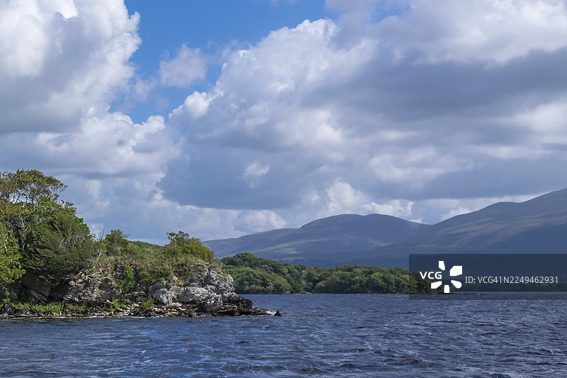 爱尔兰共和国凯里郡基拉尼国家公园罗斯城堡附近的莱恩湖图片素材