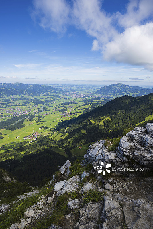 全景照，摄于鲁比峰（1957米），俯瞰阿尔高地区伊勒河谷，巴伐利亚，德国图片素材
