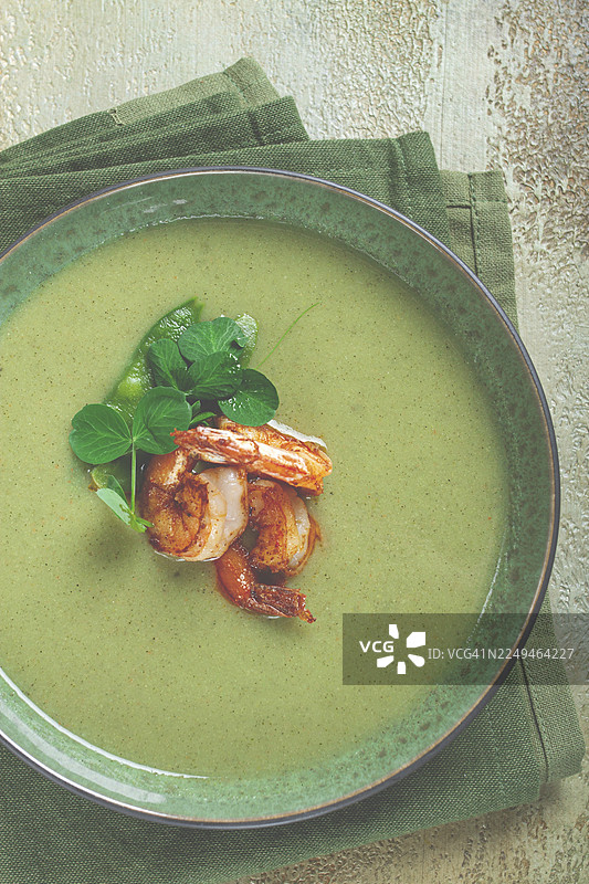 豌豆奶油浓汤，配有虾，绿色汤，自制，俯视图，无人图片素材