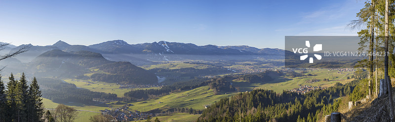 德国巴伐利亚州阿尔高地区奥伯斯多夫附近瓦尔拉夫韦格的全景图，俯瞰伊勒河谷图片素材