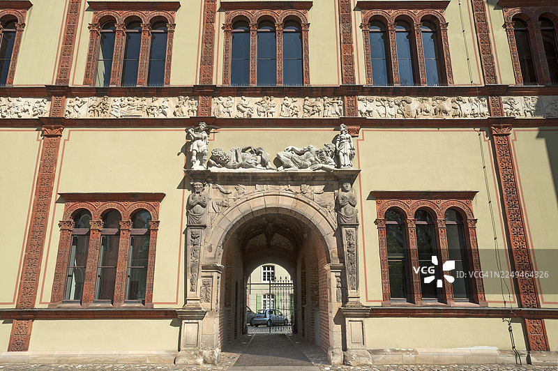 维斯马，梅克伦堡-前波美拉尼亚州，德国，文艺复兴时期建筑（1553-1554年）的菲尔斯滕霍夫建筑立面和入口图片素材