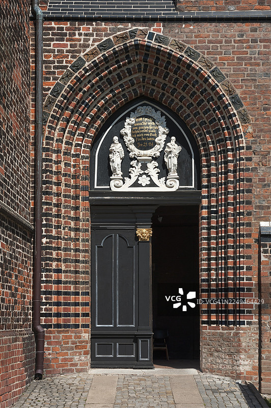 圣尼古拉斯教堂主入口门厅,晚期哥特式砖砌建筑,建于1381年至1487年间,位于德国梅克伦堡-前波美拉尼亚州维斯马图片素材