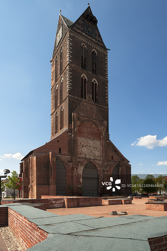 圣玛丽教堂,建于14世纪,二战期间塔楼被毁,位于德国梅克伦堡-前波美拉尼亚州维斯马市前教堂基金会墙前图片素材