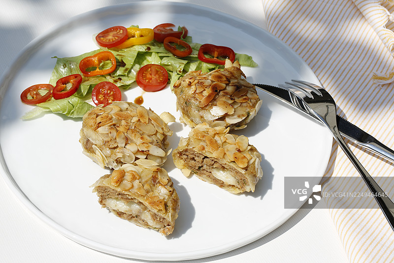 施瓦本美食，裹着杏仁的肉丸，混合肉末，奶酪馅肉丸，油炸，肉丸，奶奶的烹饪，地方特色，家常菜，典型的施瓦本风味，传统美食新演绎，配沙拉、生菜、奶酪装盘。图片素材