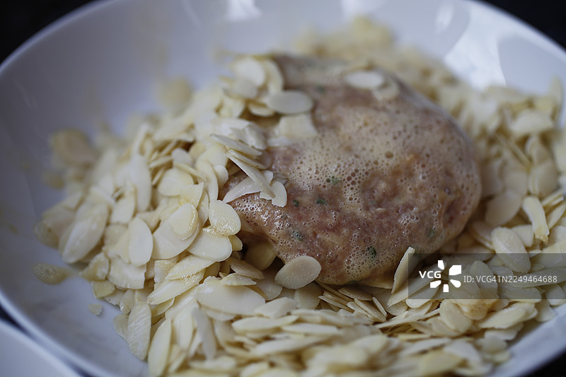 施瓦本菜肴，杏仁裹肉丸的制作，混合肉末，生的，杏仁片包裹的带鸡蛋肉丸，肉丸，奶奶的烹饪，地方特色，家常菜，典型的施瓦本风味，传统菜肴新演绎，美食摄影，影棚图片素材