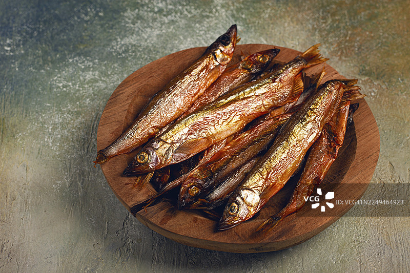 冷熏毛鳞鱼，盛放在木碗中，俯视角度，无人像图片素材