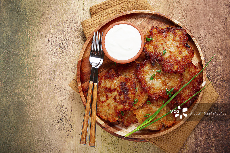 土豆煎饼，配酸奶油的煎饼，白俄罗斯菜肴，自制，无人图片素材