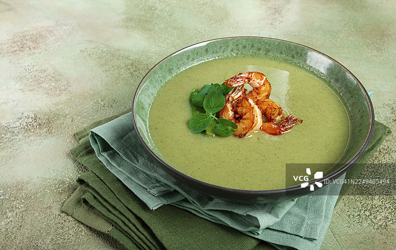 豌豆奶油浓汤，配有虾，绿色汤，自制，俯视，无人图片素材