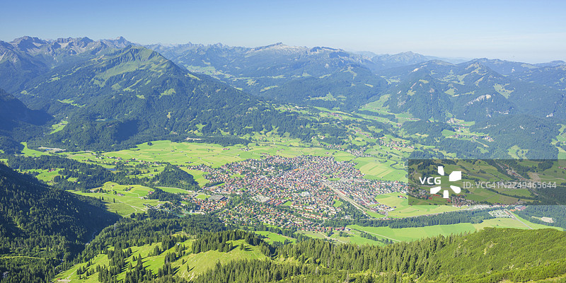 加伊萨尔峰(Gaisalphorn,海拔1953米)俯瞰上阿尔高地区,背后是克莱因瓦尔塞尔河谷,阿尔高阿尔卑斯山,阿尔高,巴伐利亚,德国的远景图片素材