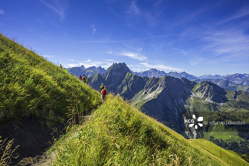 劳夫巴赫角步道,一条从内贝尔峰到奥伊塔尔的观景徒步路线,位于霍法茨山后,海拔2259米,阿尔高阿尔卑斯山,阿尔高,巴伐利亚,德国图片素材