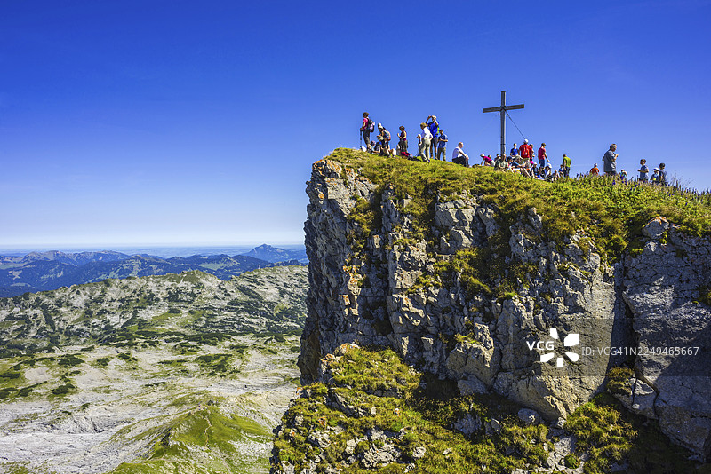 徒步旅行者,霍赫伊芬山,海拔2230米,阿尔高阿尔卑斯山,德国巴伐利亚州与奥地利福拉尔贝格州边境图片素材