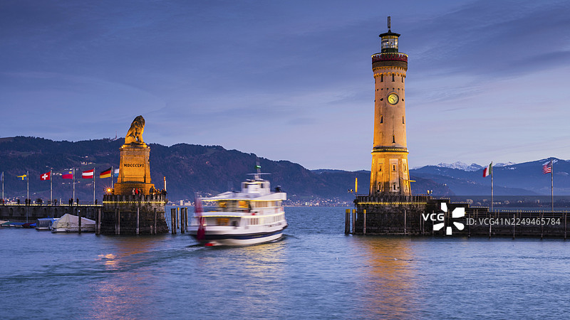 德国巴伐利亚州博登湖畔林道港口，有灯塔和巴伐利亚洛伊维图片素材