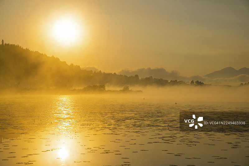 日出，霍普芬湖，菲森附近，东阿尔高，阿尔高，上施瓦本，施瓦本，巴伐利亚，德国图片素材