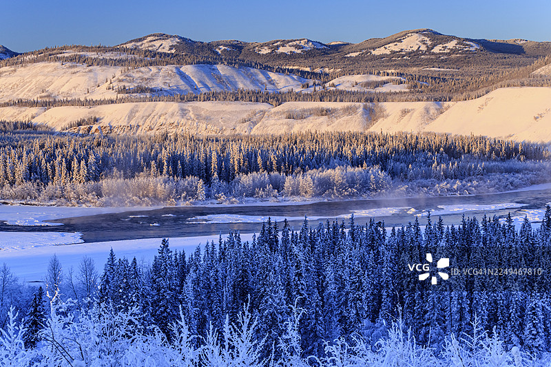 河流，河床，河口三角洲，冰封，积雪，雾，山脉，针叶林，晨光，冬季，育空河，克朗代克公路，育空地区，加拿大图片素材