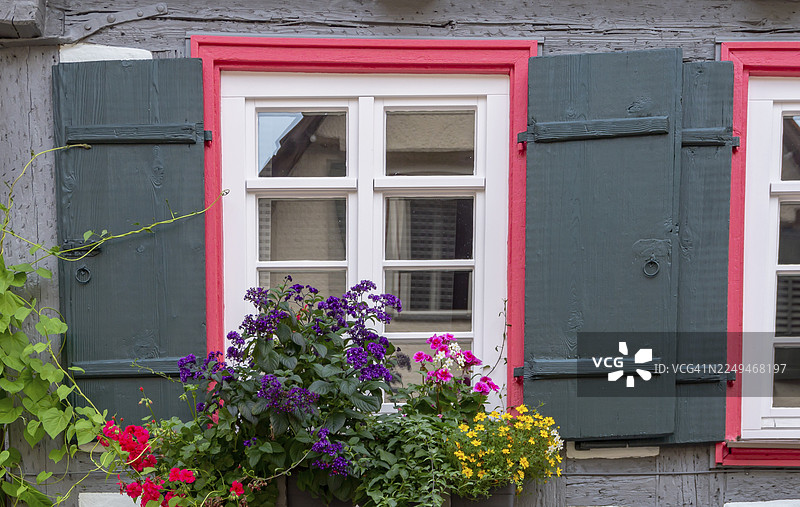 弗罗伊登施塔特一座历史悠久的半木结构房屋的窗户图片素材