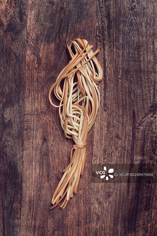 烟熏切奇尔奶酪、绳索奶酪、苏鲁古尼奶酪、贾瓦赫蒂奶酪、格鲁吉亚美食、俯视视角、无人图片素材