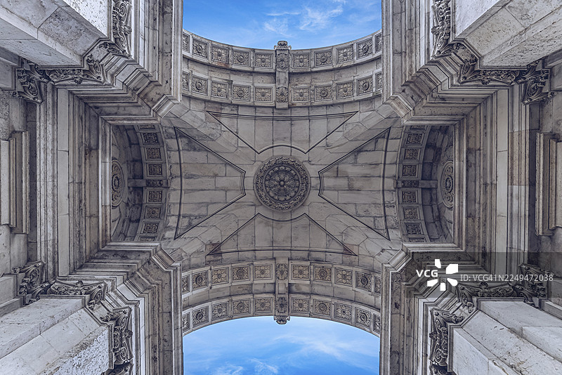 宏伟的石头拱门图案，细节对称，背景是晴朗的蓝天，位于葡萄牙里斯本的奥古斯塔街拱门图片素材