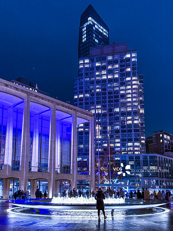 雨后夜晚，纽约林肯中心广场上的人们图片素材
