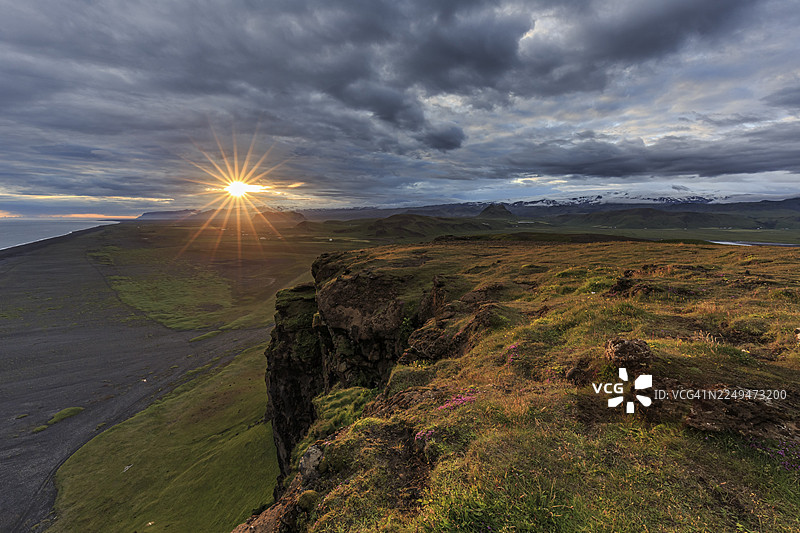 日落时分，悬崖之上，阴沉的天气，夏日，迪霍拉里，冰岛图片素材