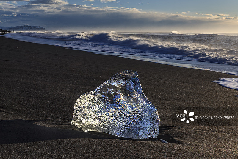 冰块漂浮在海滩上,海浪,阳光明媚,晨间氛围,冬季,钻石沙滩,Breidamerkursandur,杰古沙龙冰河湖,冰岛图片素材