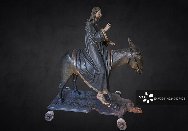 基督骑着驴，深色背景，细节，木制人像，约1880年，来自德国巴伐利亚州施瓦本地区韦滕豪森的圣多明我会修道院图片素材