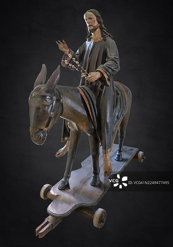 黑背景上的基督骑驴木雕，约1880年，来自巴伐利亚施瓦本韦滕豪森的道明会修道院图片素材