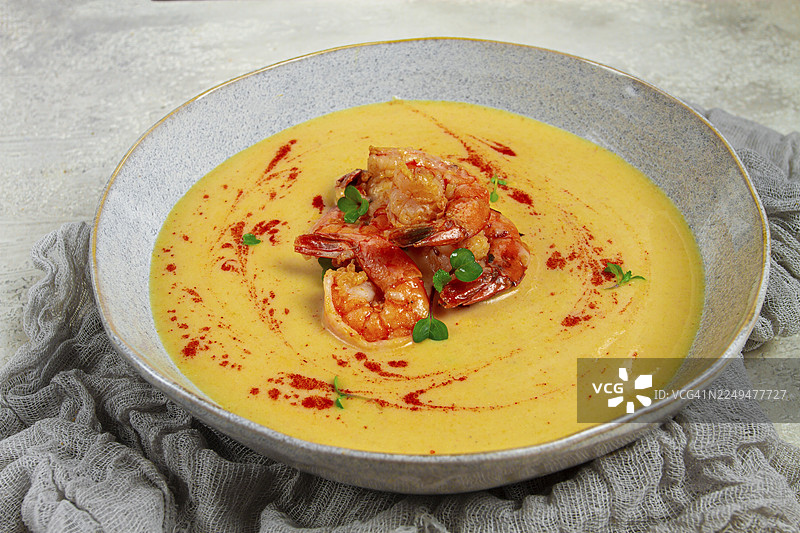 南瓜奶油浓汤配虾、香草和香料，自制，无人物图片素材