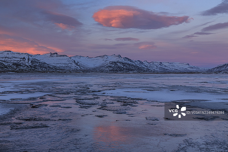 冰岛东部峡湾布雷达达尔斯维克，冰封峡湾上的黎明，山景图片素材