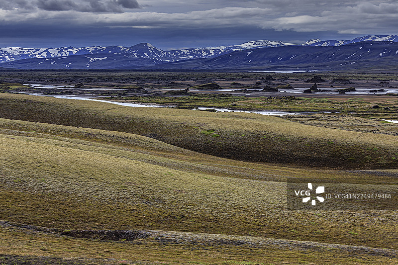 火山地貌，熔岩，河流，山区，夏季，多云，高原，拉基，拉卡吉加尔，冰岛图片素材