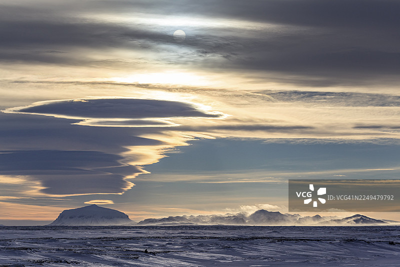 逆光下的雪山，阴郁的心情，晴朗，有风，赫鲁拜迪尔山景，冰岛北部，冰岛图片素材