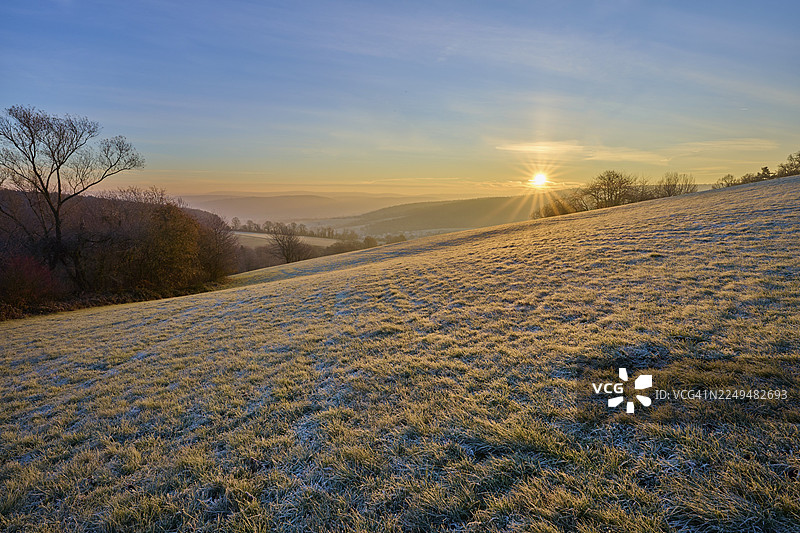 德国黑森州奥登瓦尔德地区曼塔尔市吕策尔巴赫镇塞克瑙尔的阳光明媚、寒霜的早晨,可俯瞰山地景观图片素材