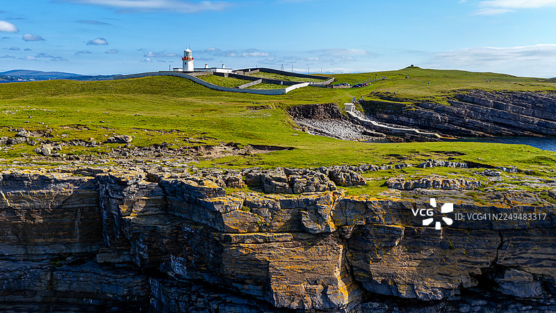 从空中俯瞰圣约翰角半岛，灯塔建筑群坐落在多尼戈尔郡爱尔兰崎岖的岩石海岸线上，大西洋风光，远眺群山，旅行、遗产和航海概念图片素材
