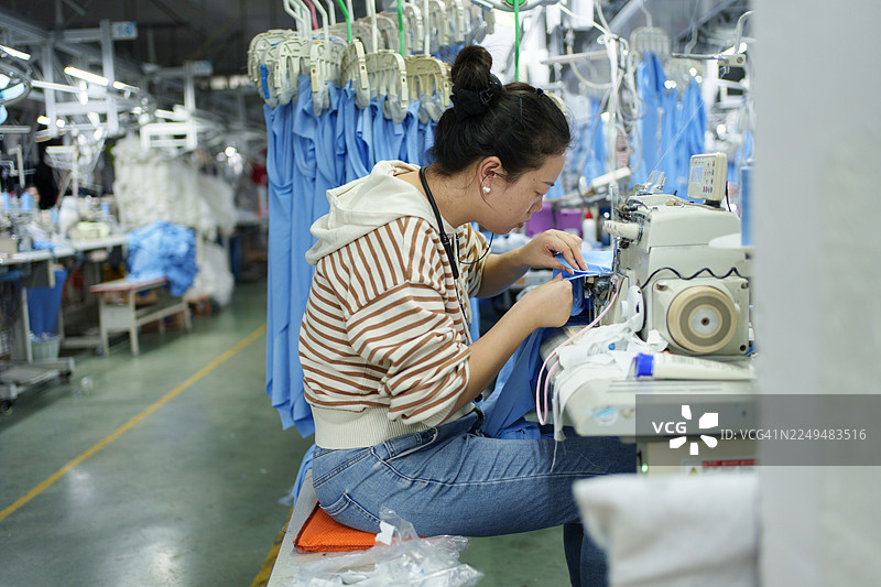 服装厂里忙碌的女工图片素材