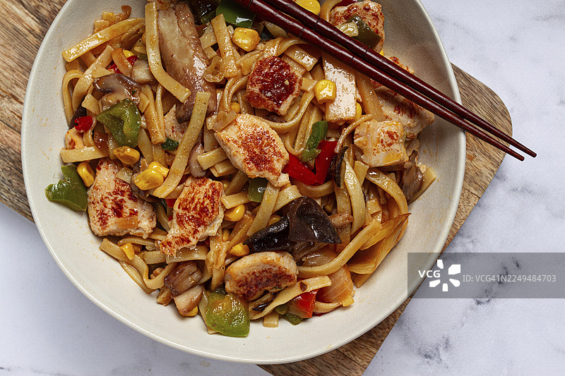 鸡肉蔬菜炒面，印尼炒面，印尼菜，无人图片素材