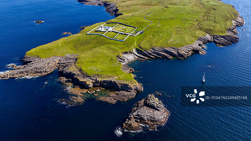 从空中俯瞰圣约翰角半岛，灯塔建筑群坐落在多尼戈尔郡爱尔兰崎岖的海边悬崖上，大西洋风光，远眺群山，旅行、文化遗产与航海导航概念图片素材