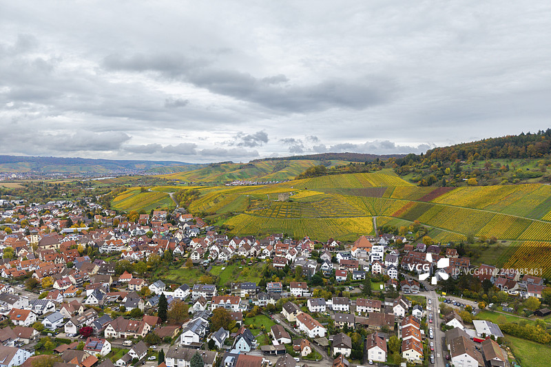 秋日色彩的村庄，四周环绕着大片葡萄园，背景是多云的天空，位于德国巴登-符腾堡州斯泰滕 im 莱姆斯塔尔。图片素材