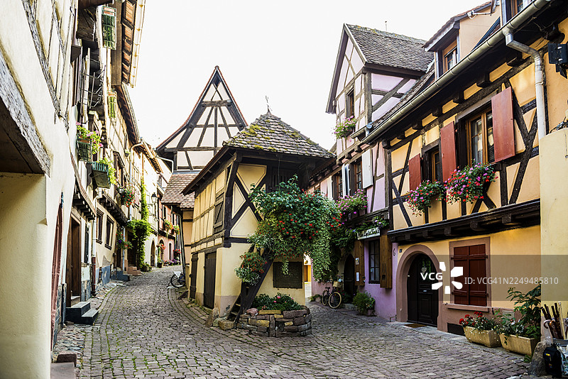 风景如画的村庄，拥有木骨架房屋，位于法国阿尔萨斯省上莱茵县的埃吉斯海姆图片素材