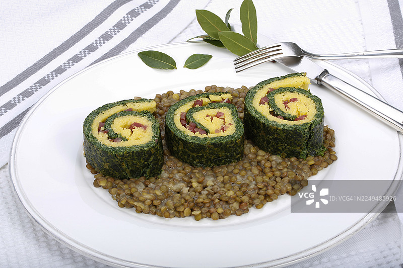 南德美食，菠菜玉米糕卷配阿尔布施扁豆，盛放在餐盘上，配有月桂叶、扁豆蔬菜、熏肉、培根丁，健康，美食摄影，影棚，德国图片素材