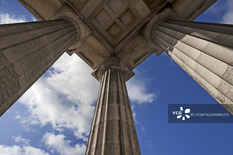 德国巴伐利亚州上普法尔茨区多瑙河畔瓦尔哈拉神殿（Valhalla Memorial）外廊的细节，该神殿自1842年起建成希腊神庙风格的多立克柱式建筑，用以纪念重要人物。图片素材